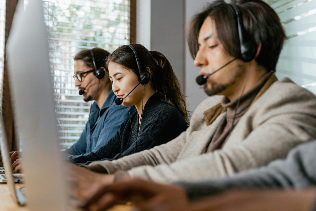 Licensed agents taking calls at Elite Auto Insurance